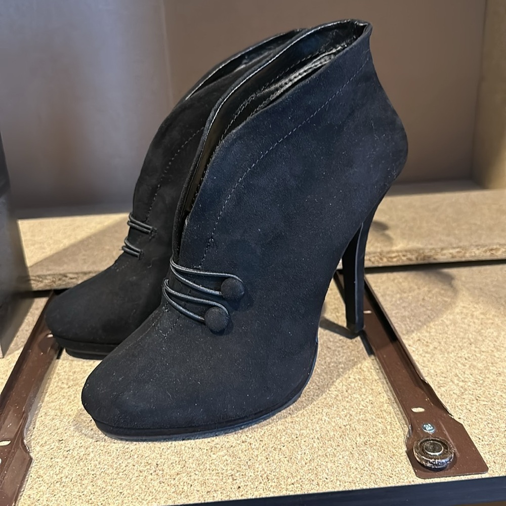 Black Heels - Picture 4 of 7
